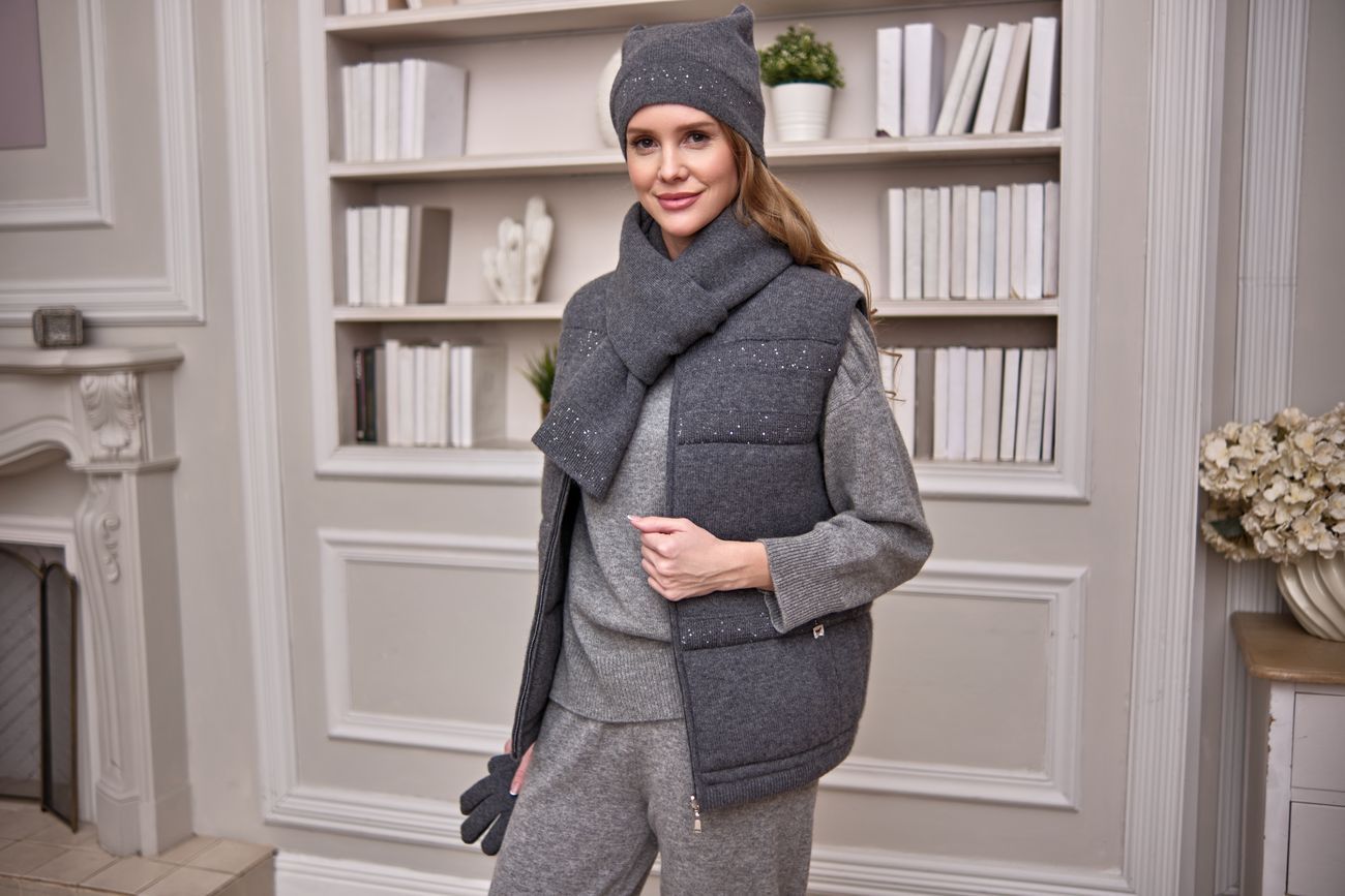 джемпер с нашивкой cwc24-042 брюки cwa24-042 серый жилет cwd24-015 шапка cwp24-016 шарф cwq24-012 перчатки cwb24-007 тем.серый-графитовый с пайетками (5).jpg